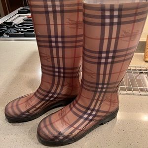 Burberry rain boots in size 10.